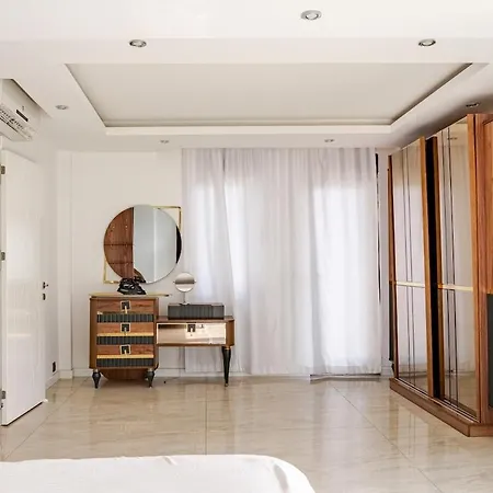 فيلة Luxury 1 *