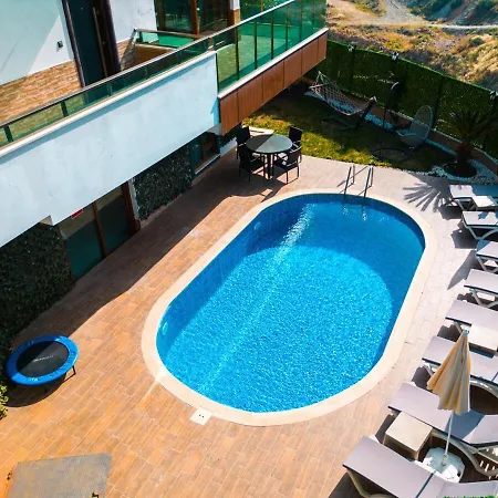 Luxury 1 *