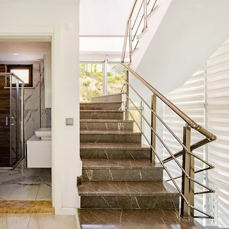 فيلة Luxury 1 *