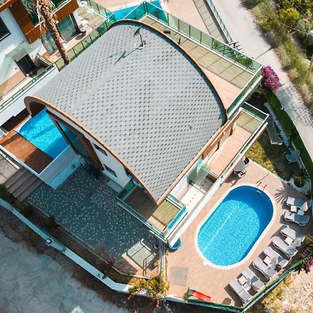 Luxury 1 * אלאניה